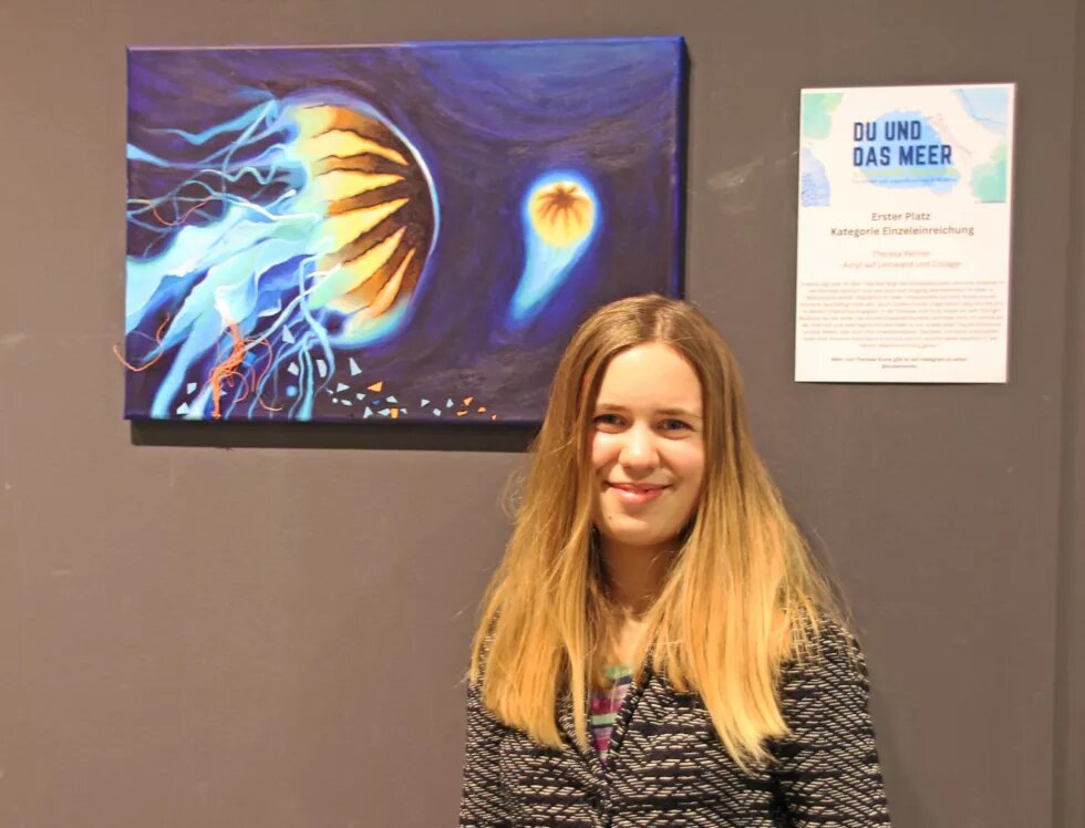 Theresa Renner; "Kompassqualle" Theresa Renner steht vor ihrem Werk "Kompassqualle", einem Acrylbild, vom Kunstwettbewerb "DU UND DAS MEER"
