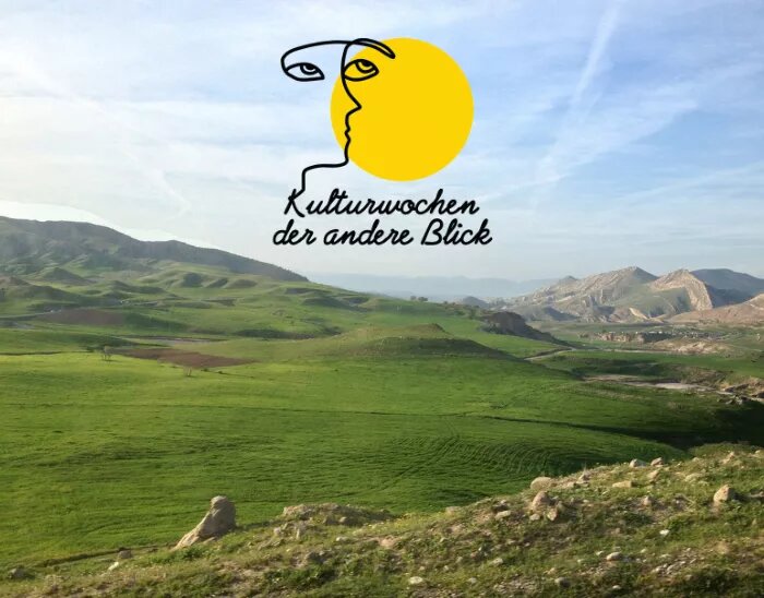 Kulturwochen_Kurdistan Eine grüne, weite Landschaft in Kurdistan mit Bergen und Hügeln. Darauf ist das Logo der Kulturwochen – Der andere Blick.