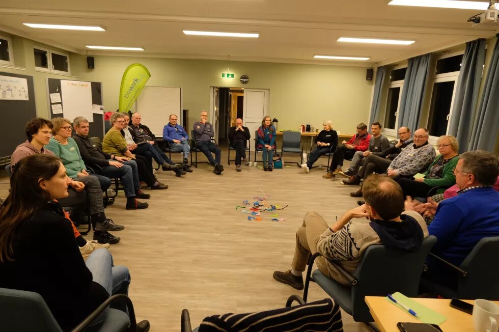 Landesweite Netzwerktreffen Die Gruppe des landesweiten Netzwerktreffens von bewirk sitzt in einem Stuhlkreis.