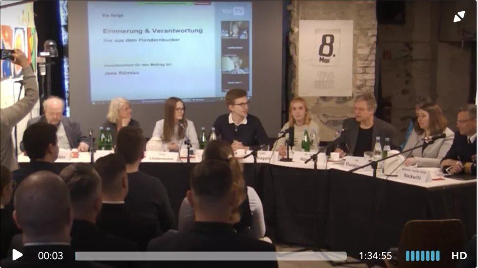 Erinnerung und Verantwortung Screenshot der Veranstaltung Erinnerung und Verantwortung im Flandernbunkern. Vertrer*innen aus Politik, Bundeswehr, Religion, Bildung und Erinnerungskultur sitzen auf einem Podium.