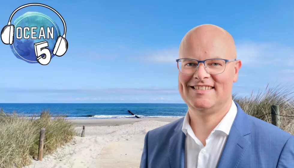 Tobias Goldschmidt Ocean Five Podcast Porträt von Schleswig-Holsteins Umweltminister Tobias Goldschmidt. Im Hintergrund ist ein Strand und Meer. Links oben ist das Logo vom Ocean Five Podcast.