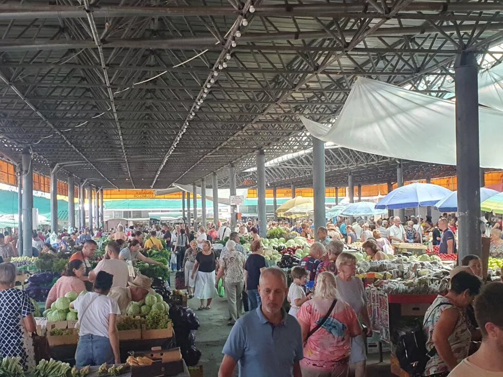Markthalle Piata Centrala in Chisinau. Viele Menschen sind zwischen Obst- und Gemüseständen unterwegs.