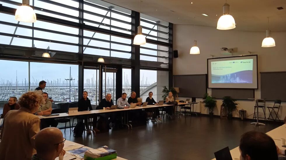 Data for All Partnermeeting Brest Die Partner*innen vom Projekt Data for All sitzen in einem Konferenzraum und betrachten eine Präsentation.
