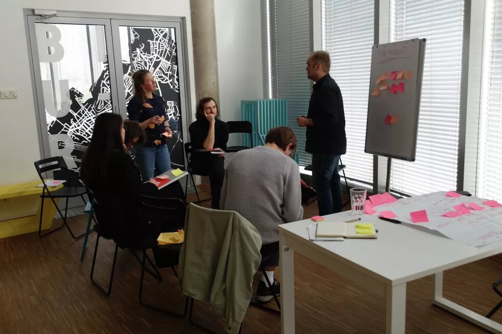 Teile der Liveability-Partner*innen sitzen bei einer Gruppenarbeit in Gdynia zusammen.