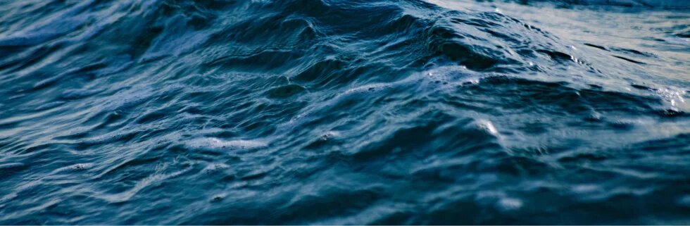 Eine Welle im Meer von oben.