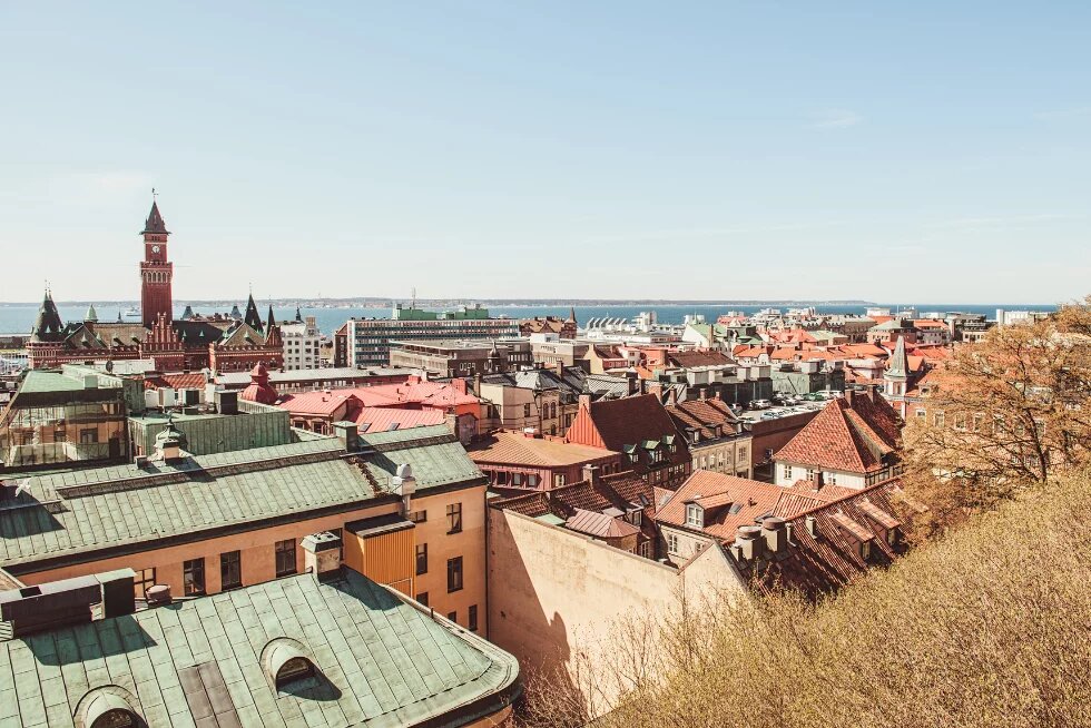 Die Stadt Helsingborg von oben mit Blick auf das Wasser.