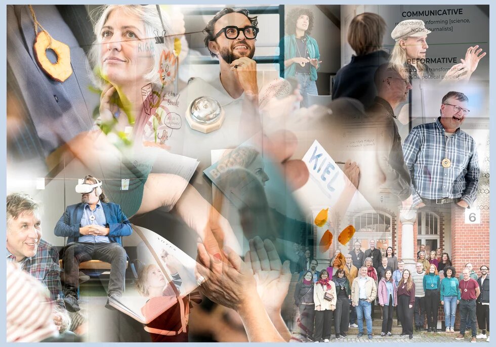 Eine Collage von Bildern mehrerer einzelnen Menschen aber auch eines Gruppenfotos. Zudem sind in der Collage Detailaufnahmen, wie von einem beschrifteten Apfelring, getragen als Kette, fungierend als Namensschild.
