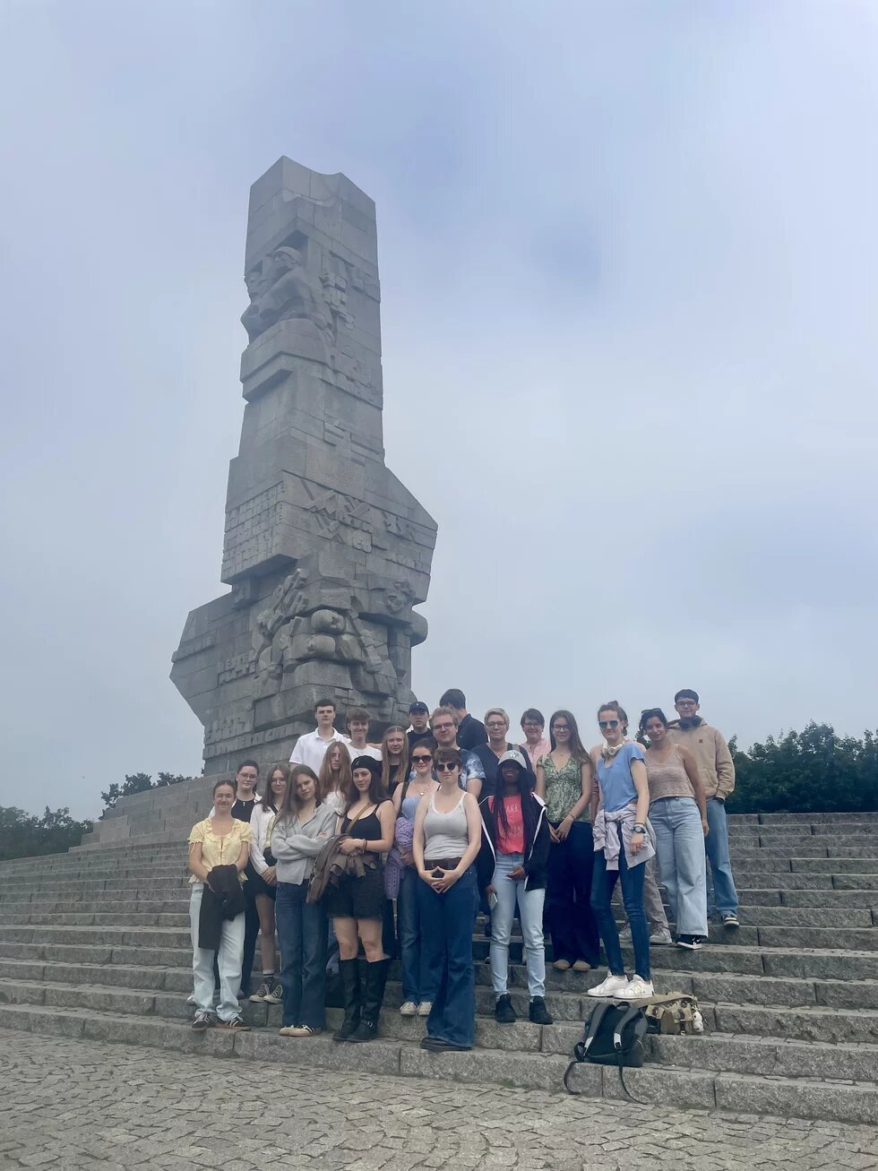 Die Reisegruppe von der Gedenkstättenfahrt 2025 steht vor dem Mahnmal Westerplatte in Danzig.