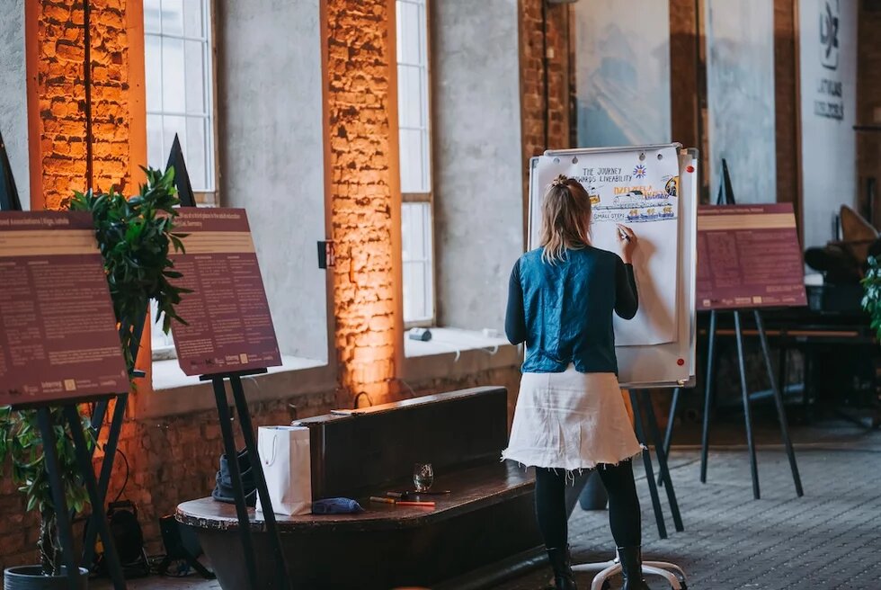 Berte Sophie Petersen zeichnet Graphic Recordings auf einem Flipchart.