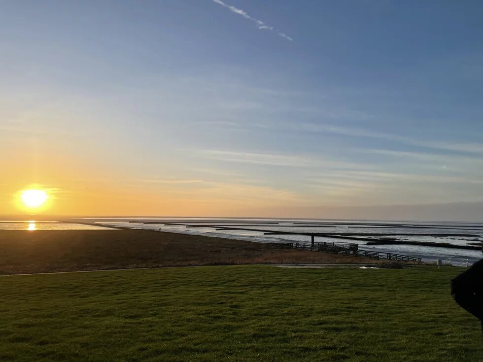 Sonnenuntergang über dem Wattenmeer.