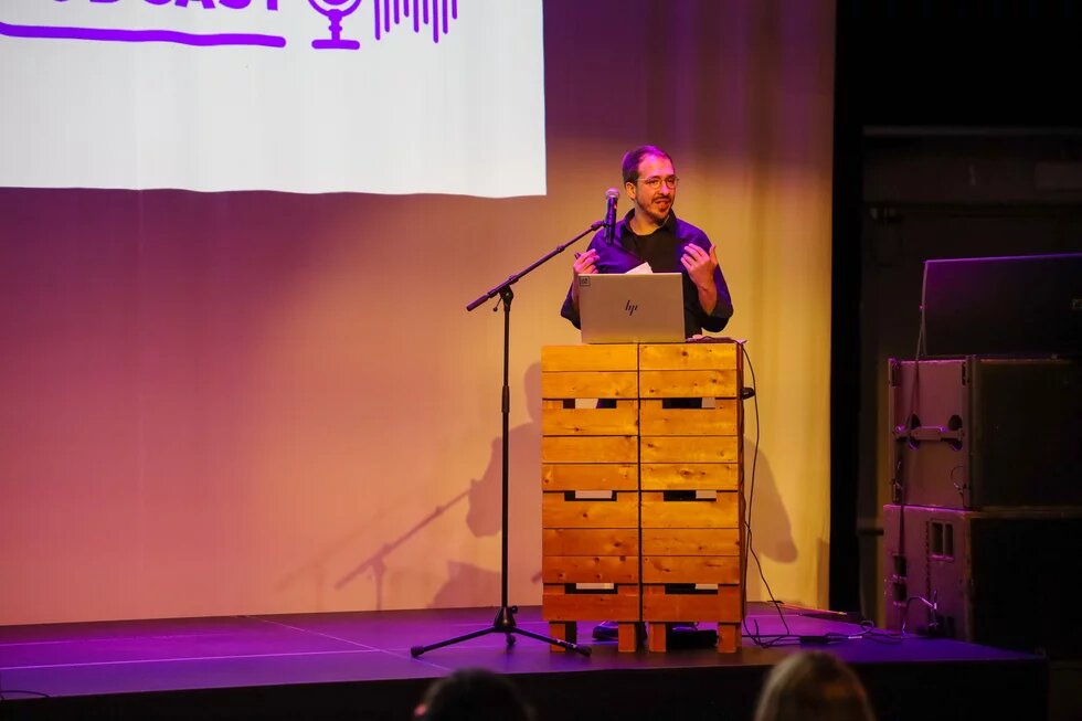 David Manthey steht auf einem Podium und hält einen Vortrag bei der Abschlusskonferenz von Data for All.