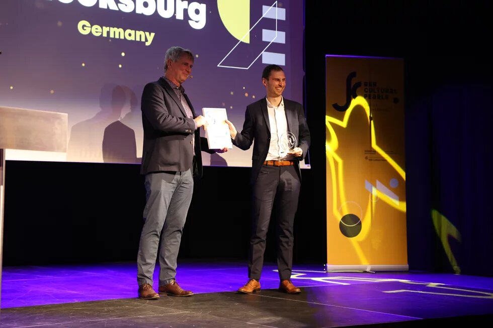 Jonte Birkner von der Stadt Glücksburg nimmt den Award als Cultural Pearl 2026 entgegen.