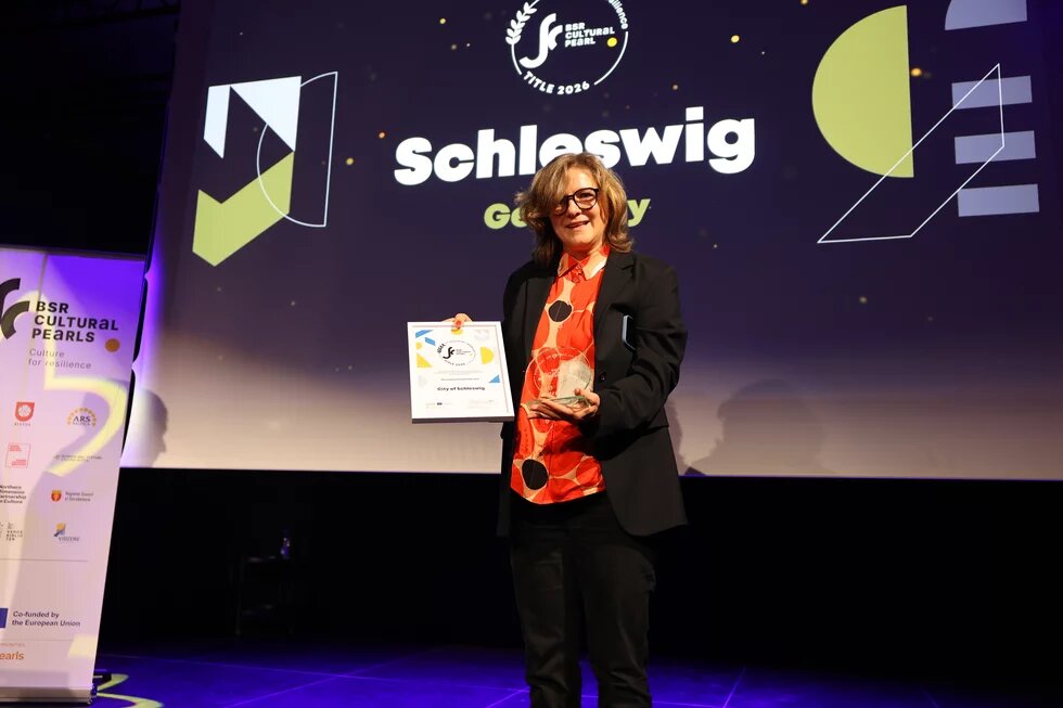 Carola Kemme nimmt den Preis als Cultural Pearl 2026 für die Stadt Schleswig entgegen.