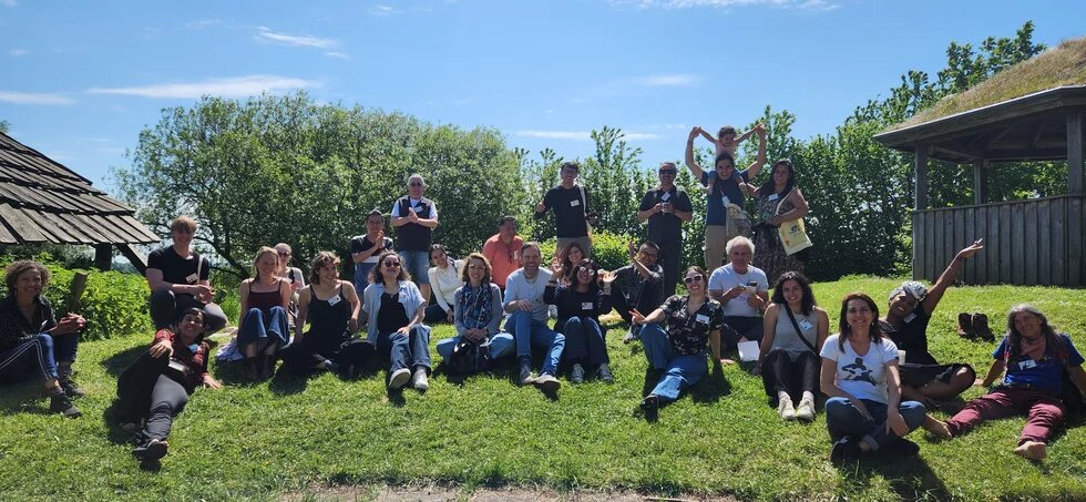 Die Teilnehmenden der Spring School von Images Of sind zu einem Gruppenfoto versammelt.