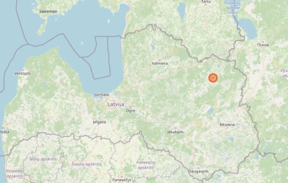 Kartenaufnahme von Lettland. Eine Markierung ist im Nordosten im Dorf Kalniena gesetzt.