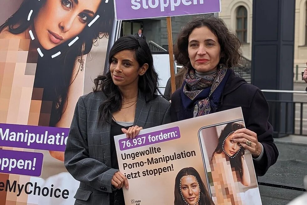 Kundgebung vor dem BMDV nach der Übergabe der Petition gegen Deepfake Pornos durch HateAid mit Collien Fernandes.