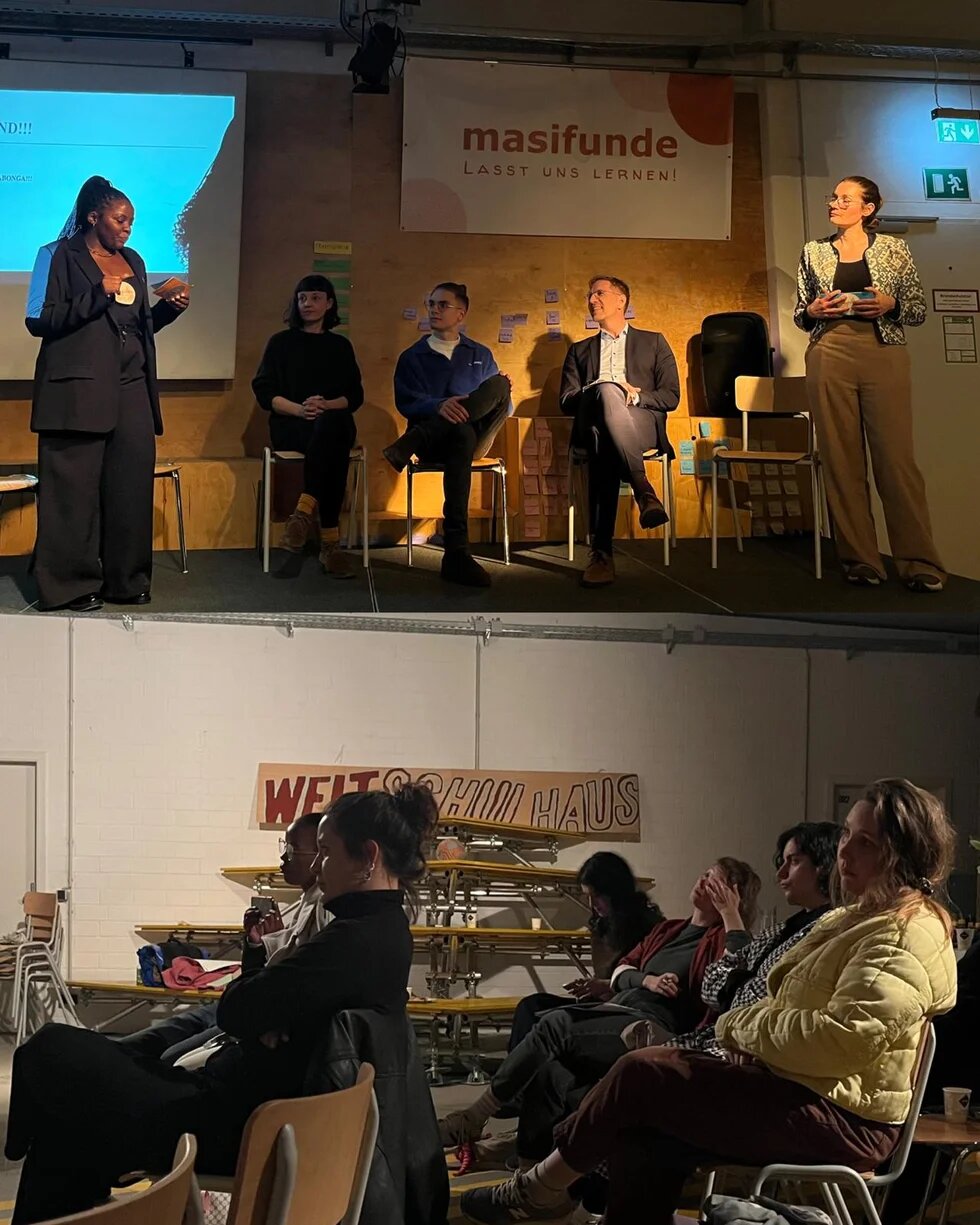 Oben ist eine Podiusmdiskussion, unten sieht man das zuhörende Publikum.