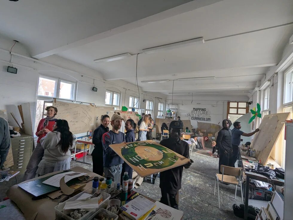 Teilnehmende des Changemaker Workshops sind einem Atelier am Arbeiten und fertigen Plakate und GRafiken an.