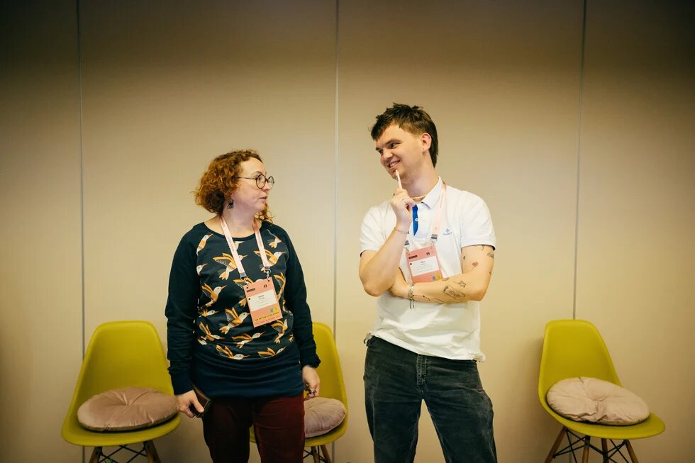 Zwei Projektpartner*innen von CCC stehen nebeneinander und schauen sich an.