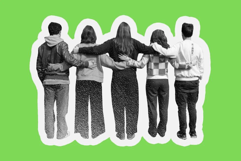 Fünf Personen von hinten, die die Arme umeinander legen.