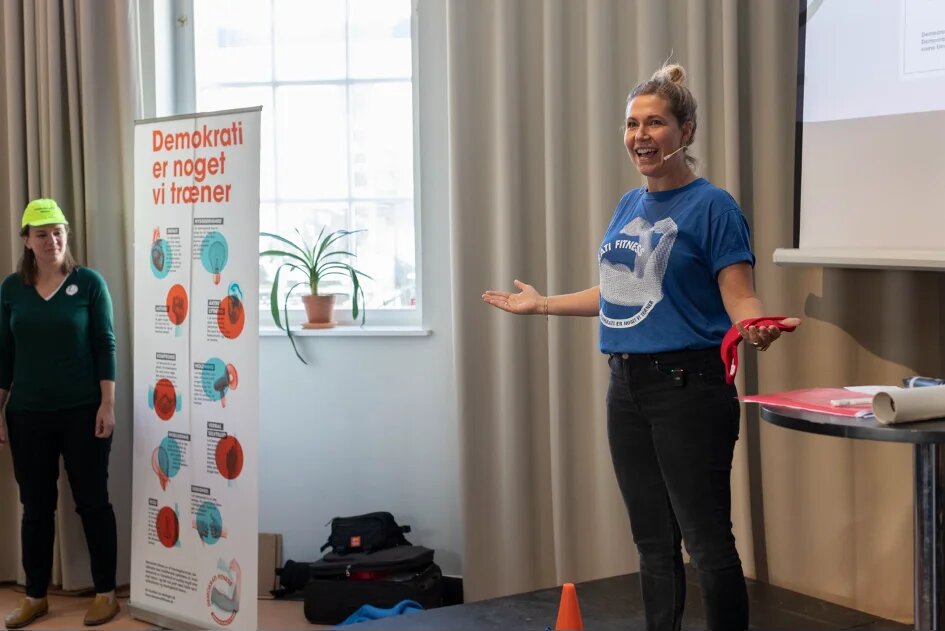 Eine Trainerin macht Demokratiefitness.