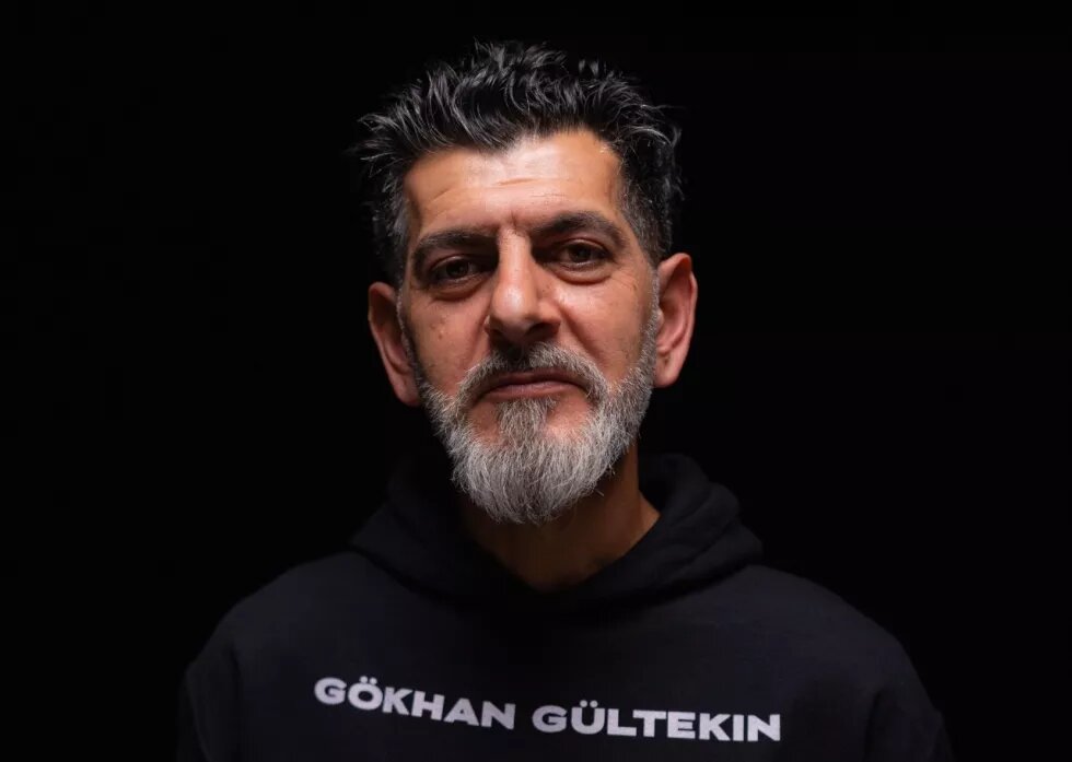 Cenin Gültekin trägt einen Pullover mit der Aufschrift Gökhan Gültekin, der Name seines Bruders, der beim Attentat in Hanau 2020 getötet wurde