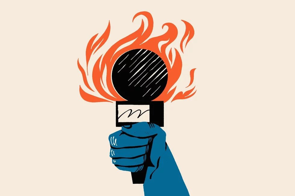 Eine Comic-Hand hält ein brennendes Presse-Mikrofon