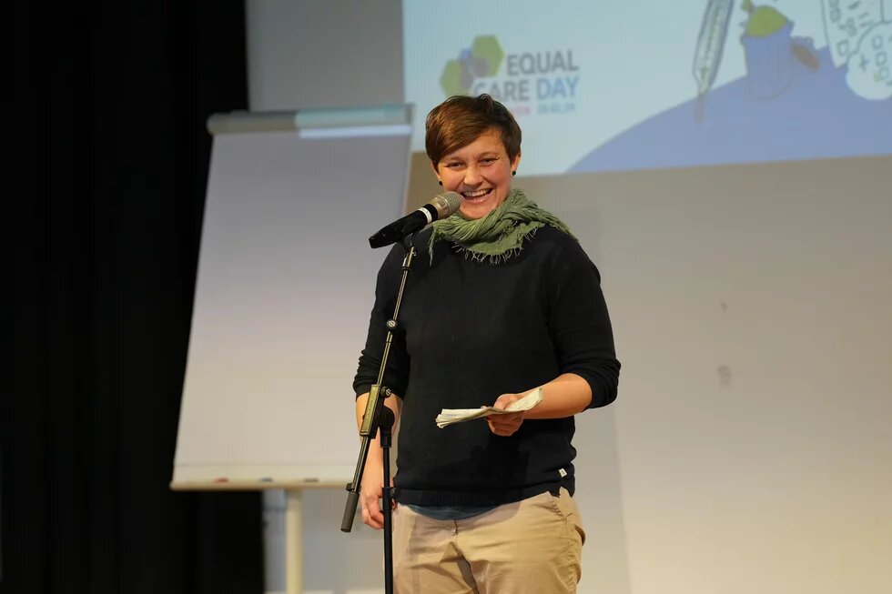 Meike Harms spricht bei der Equal Care Day Konferenz 2024