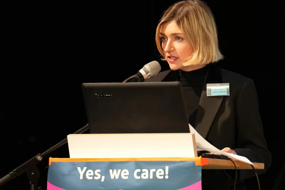 Amélie Sutterer-Kipping spricht bei der Equal Care Day Konferenz 2024