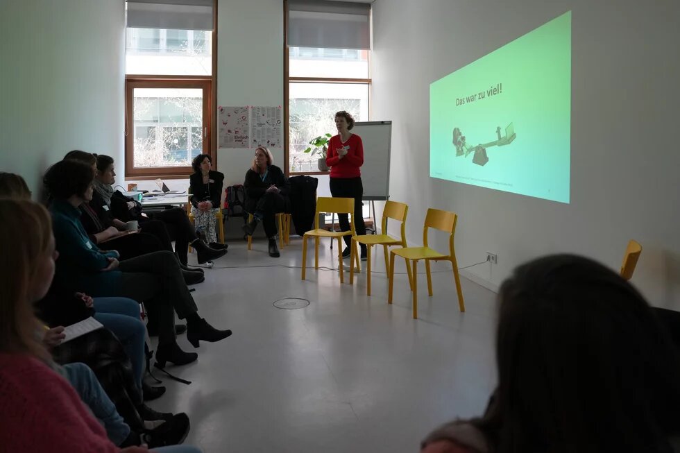 Henriette Wich leitet einen Workshop zum Thema "Kinder mit Beeinträchtigungen" beim Equal Care Day 2024 in München