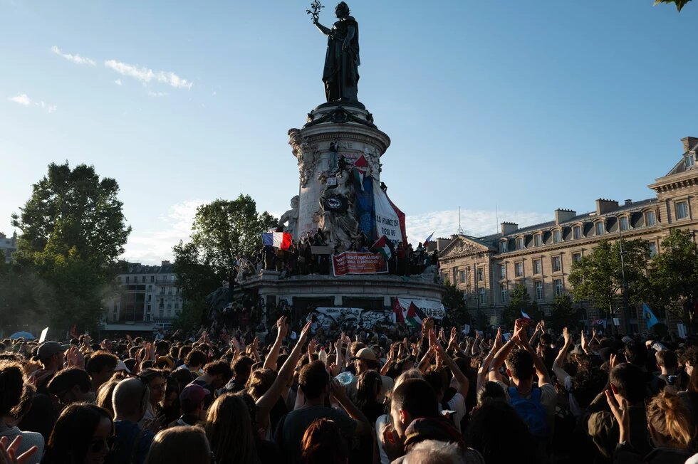 Menschen in Paris feiern nach der Wahl