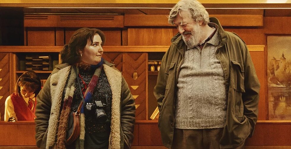 Die Schauspieler*innen Lena Dunham und Stephen Fry als Ruth und Edek im Film Treasure – Familie ist ein fremdes Land