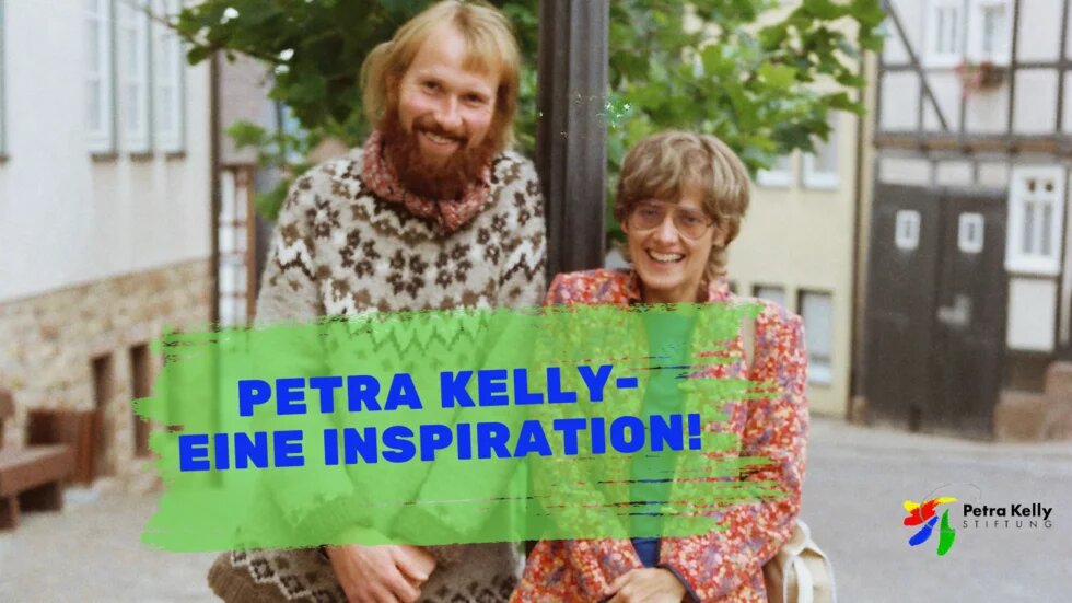 Grünen-Gründer*innen Petra Kelly und Lukas Beckmann lächeln in die Kamera, darunter steht "Petra Kelly - Eine Inspiration!", rechts ist das Logo der Petra Kelly Stiftung zu sehen