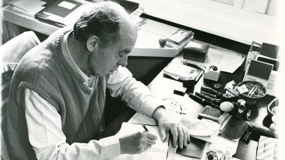 Heinrich Böll am Schreibtisch