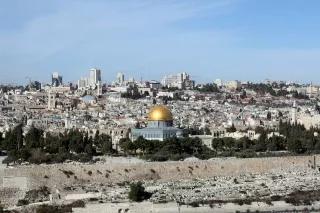 Im Vordergrund ist der Ölberg in Jerusalem, mittig die Al Aqsa Moschee und im Hintergrund die Jerusalemer Altstadt.